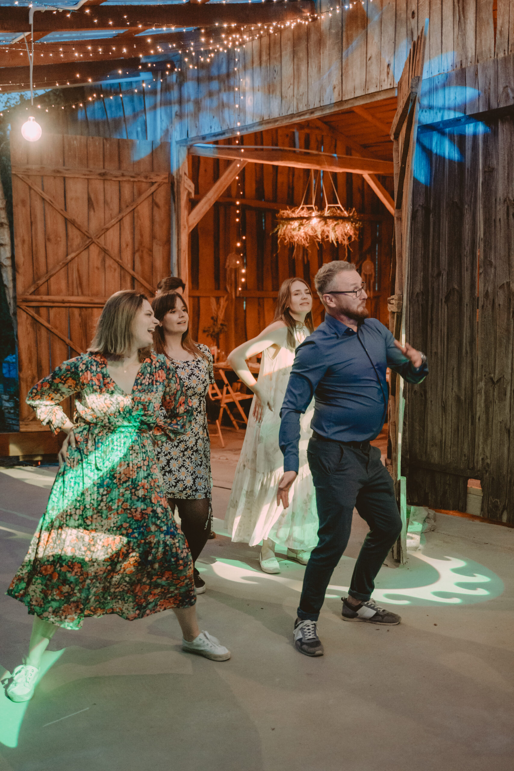 Zabawy gości podczas wesela w plenerze – przykład zabawy tanecznej zorganizowanej przed DJ-a na weselu w stodole